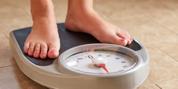 اندازه گیری وزن خودتان چندین بار در روز می تواند به کاهش وزن کمک کند 